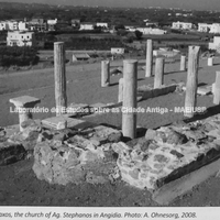 Naxos, a Igreja de Aghios Stephanos em Agidia. (Colunas originárias do templo de Héstia em Paros). 